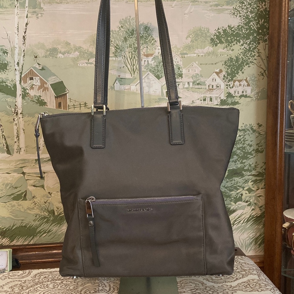 Michael Kors EUC Ariana Travel Designer Nylon Totebag in Graphite/Grey.